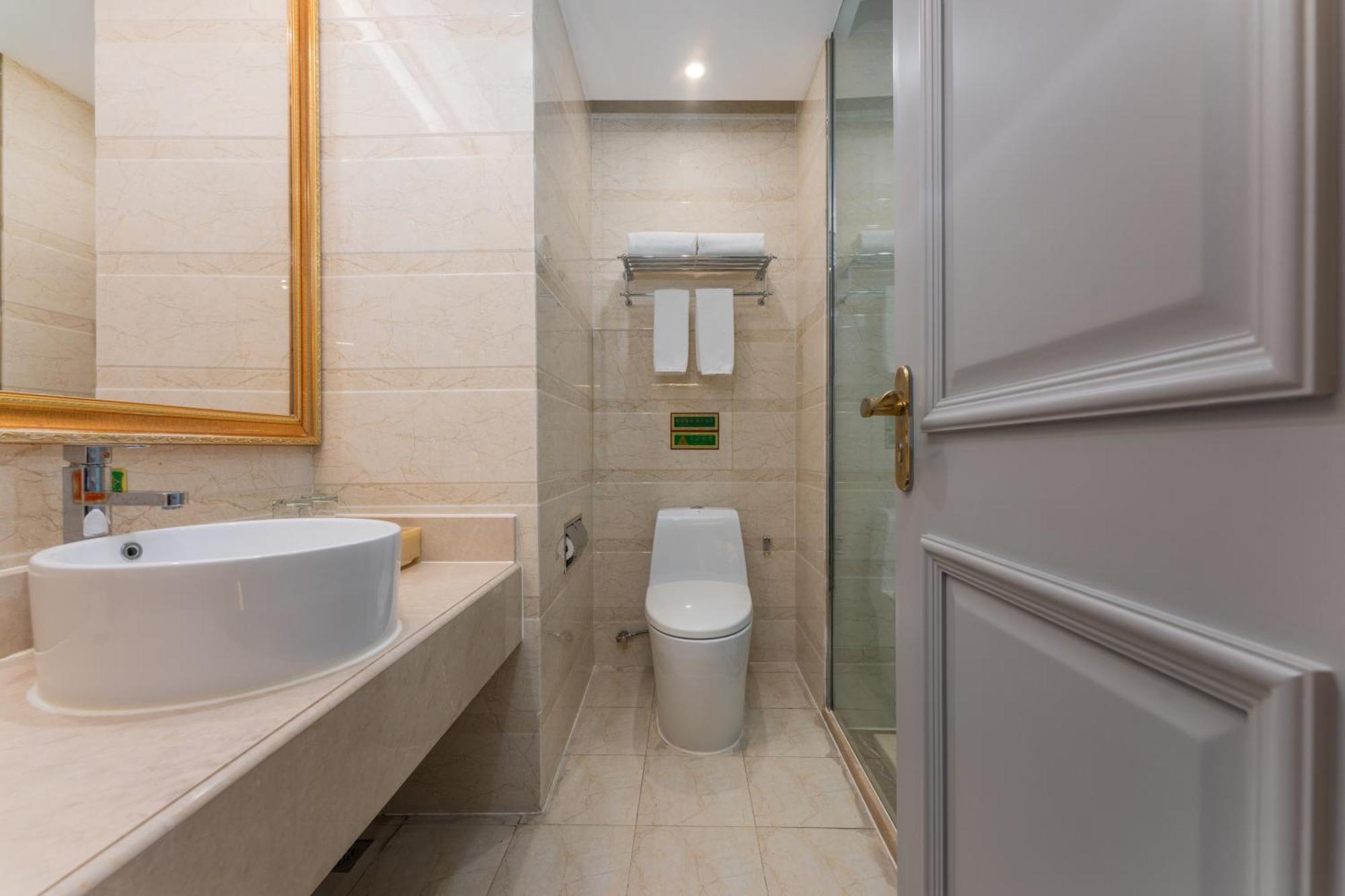 Viana International Hotel: Airport And Free Trade Zone With Shuttle Service Shanghai