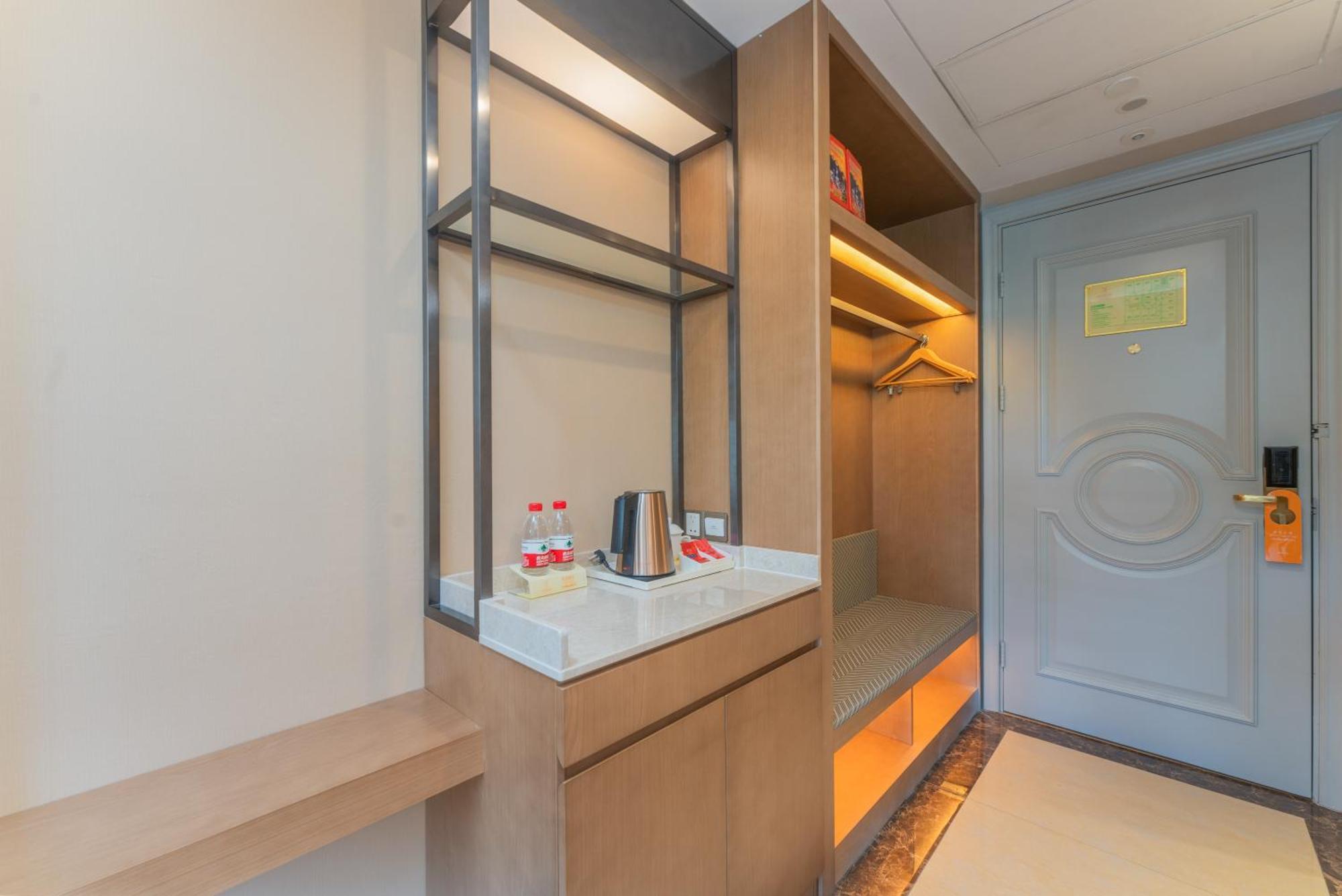 Viana International Hotel: Airport And Free Trade Zone With Shuttle Service Hotel