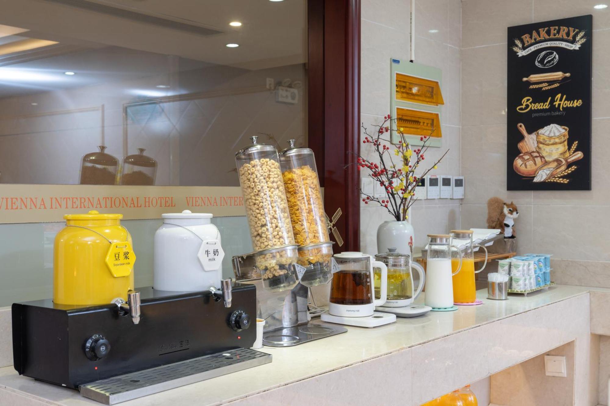 Viana International Hotel: Airport And Free Trade Zone With Shuttle Service 4*