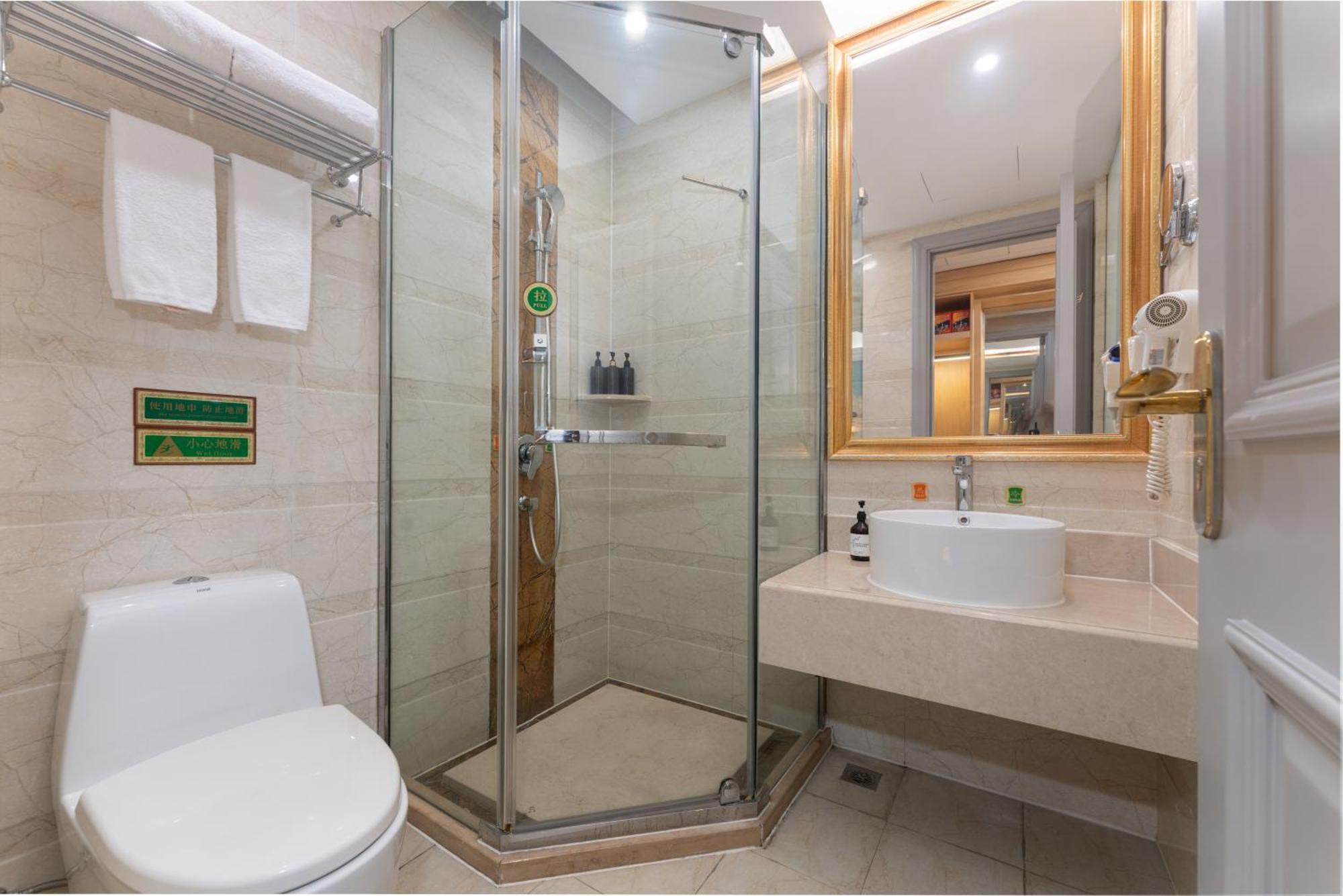 Viana International Hotel: Airport And Free Trade Zone With Shuttle Service Hotel Xangai