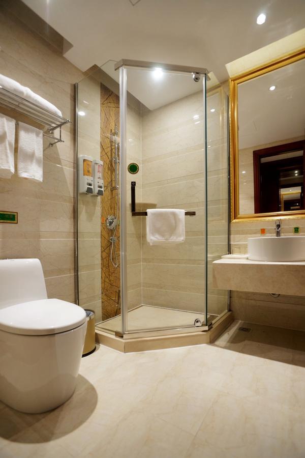 Viana International Hotel: Airport And Free Trade Zone With Shuttle Service Hotel Xangai